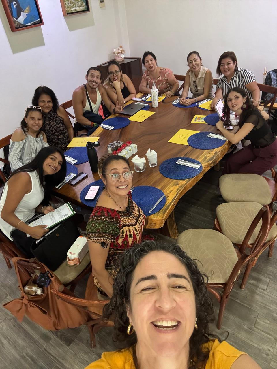 La comunidad reunida alrededor de una mesa